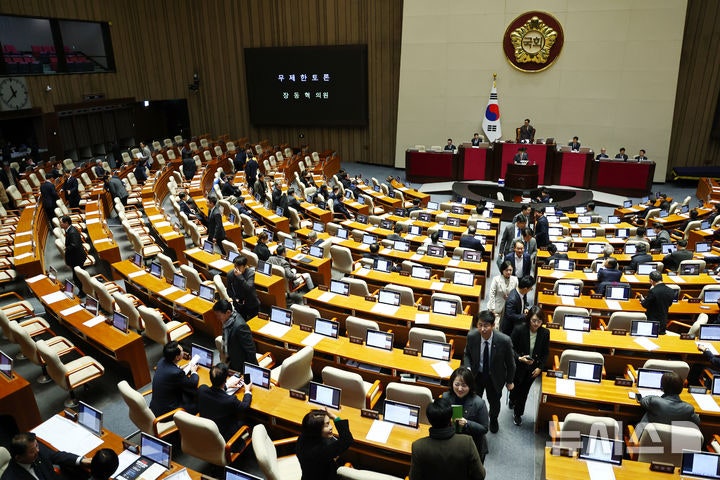 [서울=뉴시스] 김명년 기자 = 더불어민주당 의원들이 22일 오전 서울 여의도 국회에서 열린 본회의에서 장동혁 국민의힘 대표의 12·3 윤석열 비상계엄 등에 대한 전담재판부 설치 및 제보자 보호 등에 관한 특별법에