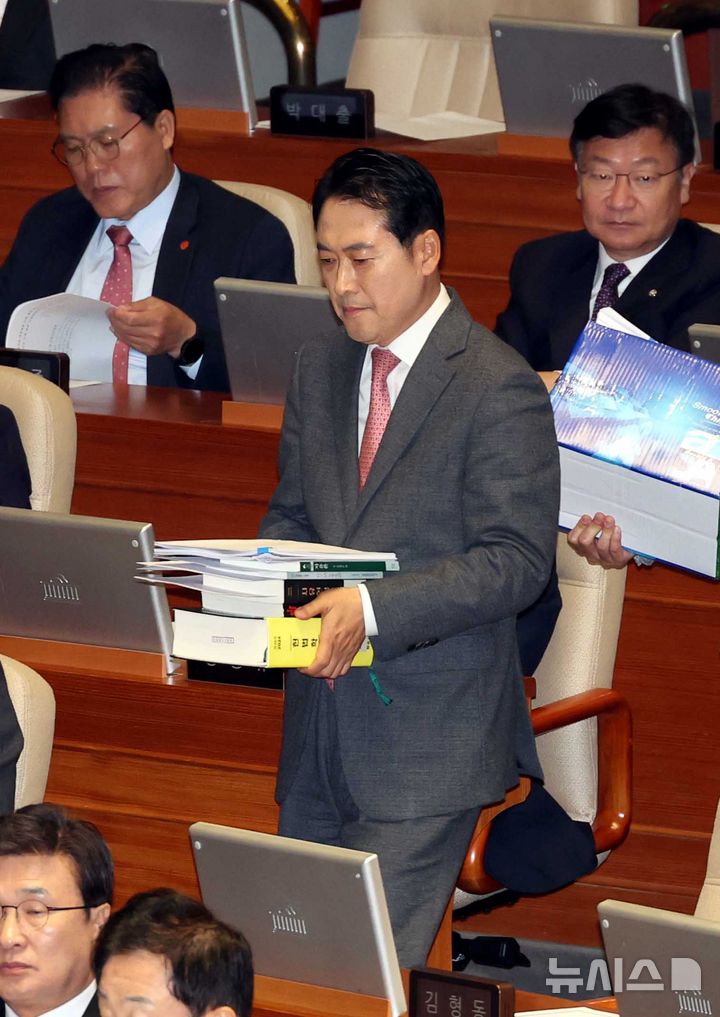 [서울=뉴시스] 조성봉 기자 = 장동혁 국민의힘 대표가 22일 서울 여의도 국회에서 열린 제430회국회(임시회) 제2차 본회의에서 '내란전담재판부설치 관련 법안'에 대한 무제한 반대토론을 하기 위해 발언대로 향하고