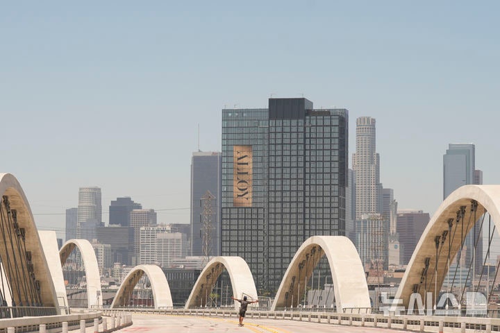 [로스앤젤레스=AP/뉴시스] 22일(현지 시간) CNN에 따르면 도로와 교량의 조명이 꺼지고 911 긴급 전화가 연결되지 않으며,<a href=