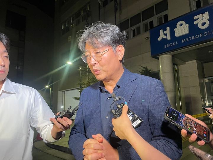 [서울=뉴시스]이다솜 기자=15일 오전 1시51분께 무소속 이춘석 의원이 서울 마포구 서울경찰청 금융범뵈수사대에서 조사를 마친 뒤 나서고 있다.2025.08.15  *재판매 및 DB 금