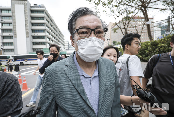 [서울=뉴시스] 정병혁 기자 =건진법사 전성배씨가 지난 8월21일 서울 종로구 KT광화문빌딩 웨스트에 마련된 김건희 특검 사무실에 출석하고 있다.2025.08.21.