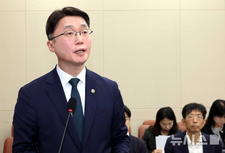 [서울=뉴시스] 조성봉 기자 = 류제명 과학기술정보통신부 제2차관이 2일 서울 여의도 국회에서 열린 과학기술정보방송통신위원회의 쿠팡 개인정보 유출 사고 관련 현안질의에서 경과보고를 하고 있다.2025.12.02.s