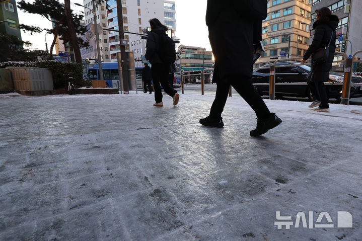 [서울=뉴시스] 권창회 기자 = 폭설 후 한파로 도로 곳곳이 얼어붙은 5일 오전 서울 중구 충무로역 인근에서 시민들이 빙판길을 조심히 걷고 있다.2025.12.05.