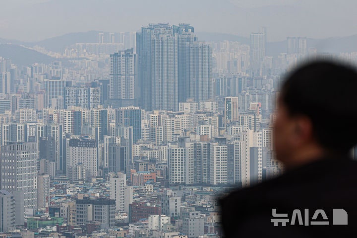[서울=뉴시스] 권창회 기자 = 19일 서울 용산구 남산에서 바라본 아파트단지 모습.2025.12.19.