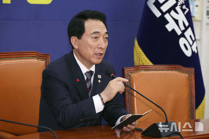 [서울=뉴시스] 김금보 기자 = 박수현 더불어민주당 수석대변인이 21일 서울 여의도 국회에서 기자간담회를 하고 있다.2025.12.21.