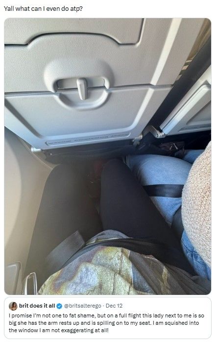 [뉴시스] 지난 11일 한 X 이용자는 "만석인 비행기에서 옆자리에 앉은 아주머니 덩치가 너무 커서 팔걸이를 올리고 내 좌석을 침범하고 있다"며 "창가 쪽에 짓눌려있다.진짜 과장하는 게 아니다"라고 호소했다.(사