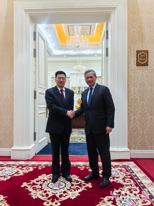 [베이징=뉴시스] 덩시쥔 중국 외교부 아시아사무특사(사진 왼쪽)는 최근 캄보디아를 방문해 훈 마넷 총리와 만나 태국과 캄보디아 간 휴전을 중재했다고 23일 중국 외교부가 밝혔다.(