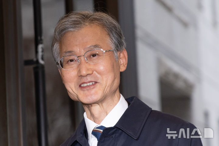 [서울=뉴시스] 황준선 기자 = 조희대 대법원장이 23일 오전 서울 서초구 대법원으로 출근하며 취재진의 질문에 답변하고 있다.2025.12.23.