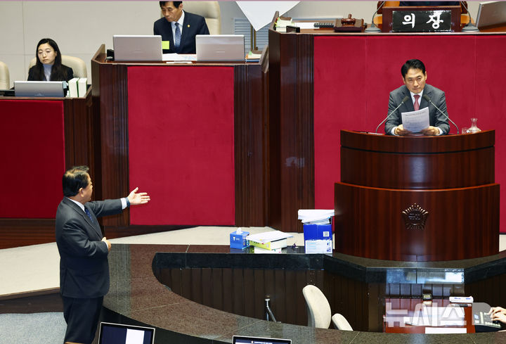 [서울=뉴시스] 김명년 기자 = 김병주 더불어민주당 의원이 23일 오전 서울 여의도 국회에서 열린 제430회국회(임시회) 제2차 본회의에서 '내란전담재판부설치 관련 법안'에 대한 반대 무제한토론(필리버스터)을 진행중