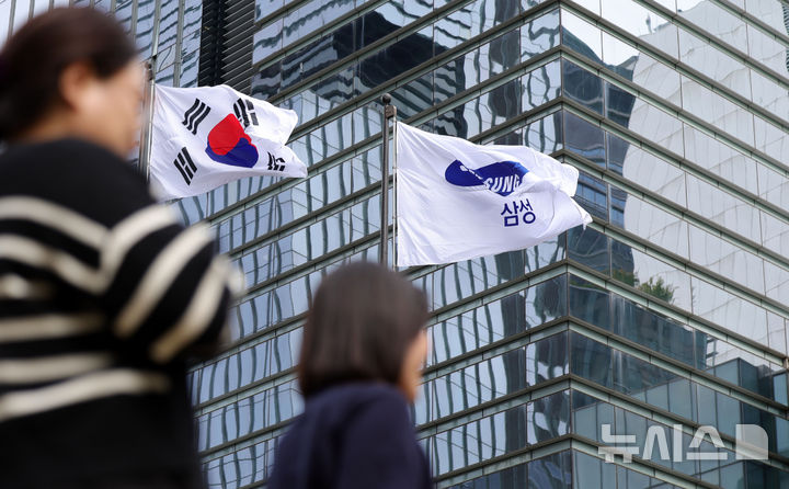 [서울=뉴시스] 홍효식 기자 = 삼성전자가 2025년 3분기 잠정 실적을 발표한 14일 서울 삼성전자 서초사옥의 깃발이 펄럭이고 있다.삼성전자는 올해 3분기 매출 86조원,영업이익 12조1000억원으로 잠정 집계 