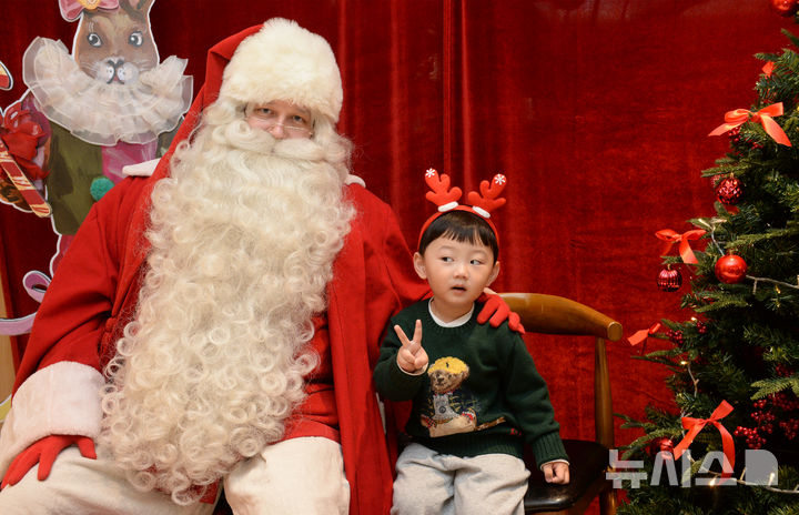 [울산=뉴시스] 배병수 기자 = 울산을 찾은 핀란드공인 산타클로스가 15일 울산 남구 롯데백화점8층 문화센터에서 어린이와 기념촬영을 하고 있다.