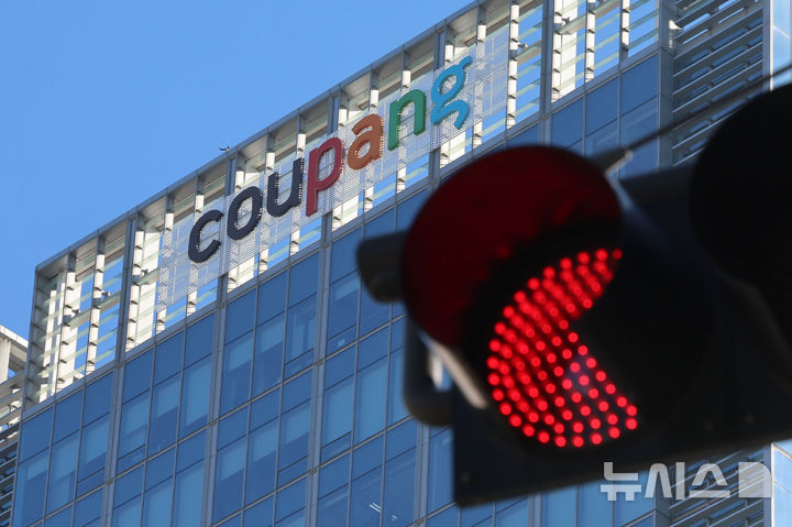 [서울=뉴시스] 권창회 기자 ='쿠팡 퇴직금 불기소 외압 의혹'을 수사하는 안권섭 상설특검팀이 쿠팡을 무혐의 처분한 주임검사와 지휘부를 압수수색 하고 있다.사진은 18일 서울 송파구 쿠팡 본사 모습.2025.12