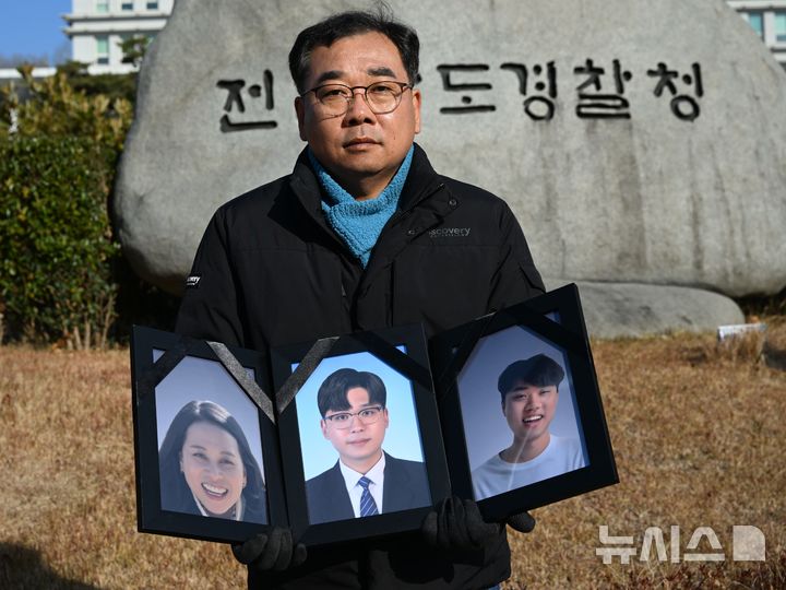 [무안=뉴시스] 이현행 기자 = 김영헌 12·29 무안공항 제주항공 여객기 참사 유가족이 지난 15일 오전 전남 무안군 전남경찰청 앞에서 책임자 처벌 수사를 촉구하고 있다.2025.12.15.lhh@newsis.