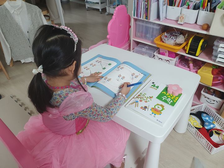 [서울=뉴시스] 한 어린이가 수학 공부를 하고 있는 모습 (사진=뉴시스 DB) 2025.12.23.*재판매 및 DB 금지