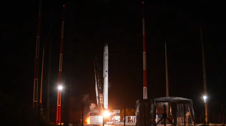 [서울=뉴시스] 23일(한국 시간) 브라질 공군 산하 알칸타라 우주센터에서 민간 우주발사체 기업 이노스페이스의 첫 상업 발사체 '한빛-나노(HANBIT-Nano)'가 발사되고 있다.(사진=이노스페이스 유튜브 캡쳐)