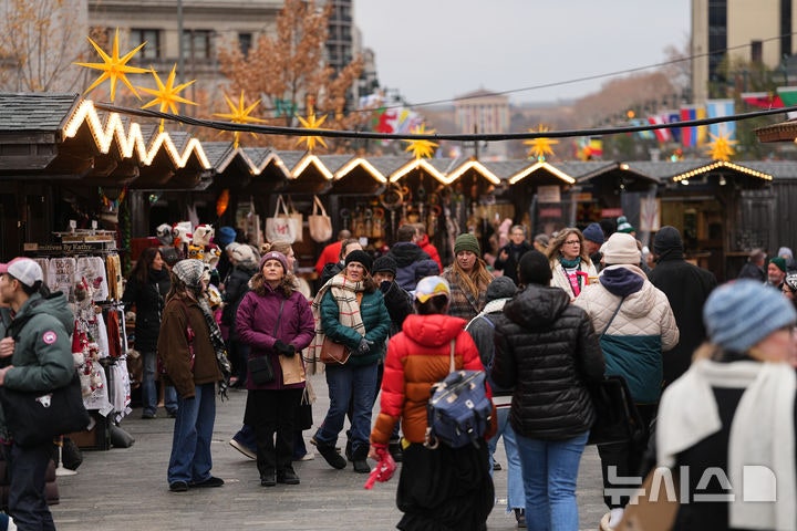 [필라델피아=AP/뉴시스] 미국의 3분기 경제성장률(GDP)이 시장 예상치를 웃돈 데는 고소득층이 소비를 늘리고 인공지능(AI) 기업이 투자를 확대했기 때문이라고 23일(현지 시간) 월스트리트저널(WSJ) 등이 보도