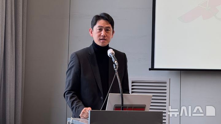 [서울=뉴시스] 윤정민 기자 = 이철웅 놀유니버스 대표가 24일 오전 서울 용산구 드래곤시티에서 열린 놀유니버스 '인사이드 K-바이브' 미디어데이에서 환영사를 하고 있다. 2025.11.24. alpaca@newsi