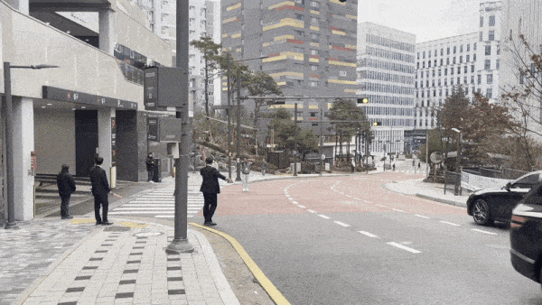 [판교=뉴시스] 24일 오전 정의선 회장이 탄 것으로 보이는 아이오닉 6 자율주행차가 포티투닷이 위치한 경기 판교 소프트웨어드림센터 주차장에서 도로로 진입하고 있다.2025.12.24.