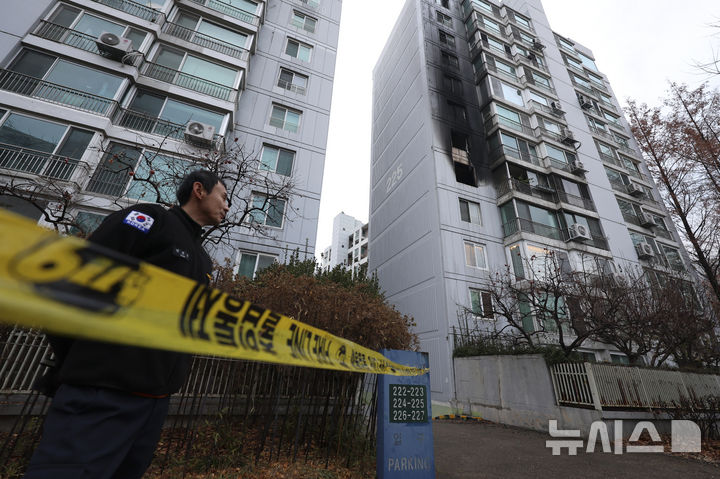 [서울=뉴시스] 김근수 기자 = 24일 서울 송파구 올림픽선수기자촌 아파트에서 화재가 발생해 아파트 입구가 통제되고 있다.2025.12.24.