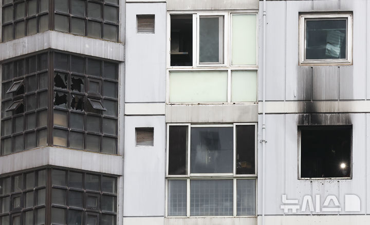 [서울=뉴시스] 김근수 기자 = 24일 서울 송파구 올림픽선수기자촌 아파트에서 화재가 발생해 소방대원들이 현장에서 화재 감식을 진행하고 있다.2025.12.24.