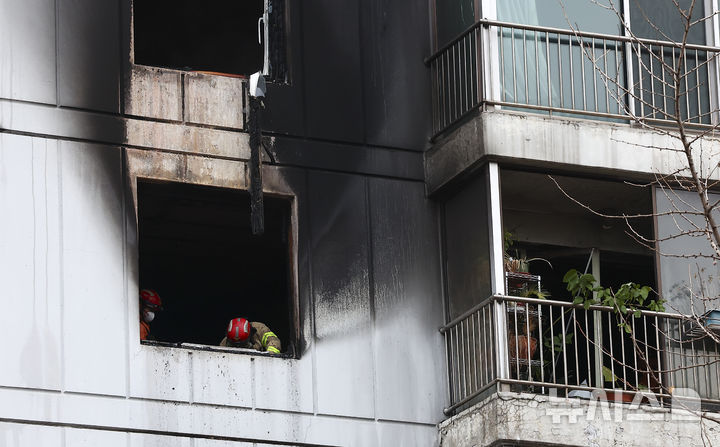[서울=뉴시스] 김근수 기자 = 24일 서울 송파구 올림픽선수기자촌 아파트에서 화재가 발생해 소방대원들이 현장에서 화재 감식을 진행하고 있다.2025.12.24.