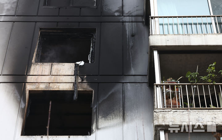 [서울=뉴시스] 김근수 기자 = 24일 서울 송파구 올림픽선수기자촌 아파트에서 화재가 발생해 아파트 건물 외벽이 검게 그을려 있다.2025.12.24.