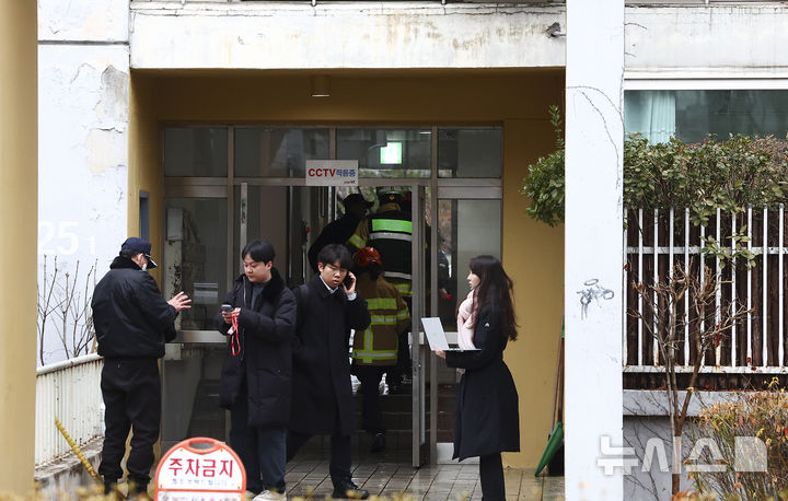 [서울=뉴시스] 김근수 기자 = 24일 서울 송파구 올림픽선수기자촌 아파트에서 화재가 발생해 소방대원들이 분주히 움직이고 있다.2025.12.24.