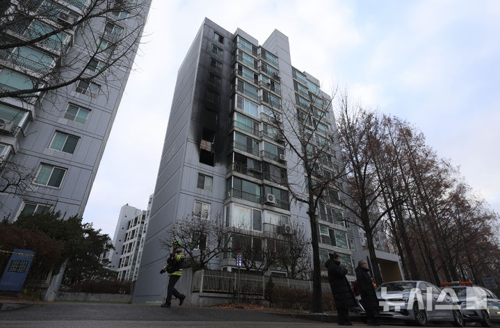 [서울=뉴시스] 김근수 기자 = 24일 서울 송파구 올림픽선수기자촌 아파트에서 화재가 발생해 아파트 건물 외벽이 검게 그을려 있다.2025.12.24.