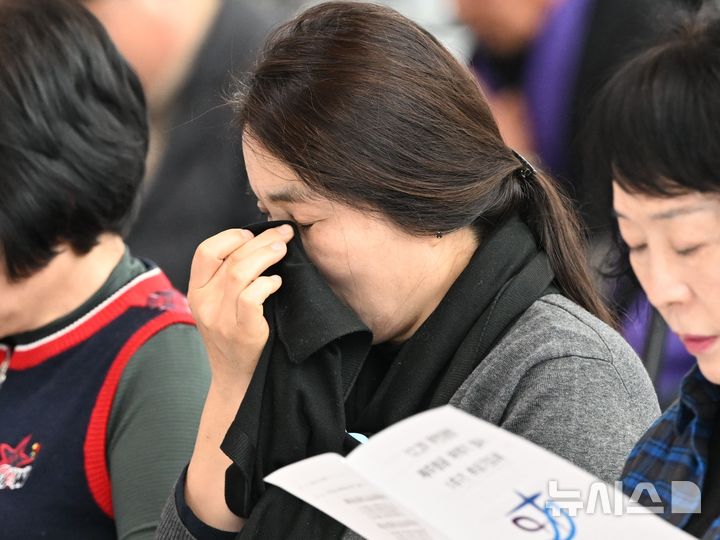 [무안=뉴시스] 이현행 기자 = 12·29 무안공항 제주항공 여객기 참사 1주기를 닷새 앞둔 24일 오전 전남 무안군 무안국제공항에서 여객기 참사 1주기 추모기도회에 참석한 한 유가족이 눈물을 훔치고 있다.2025