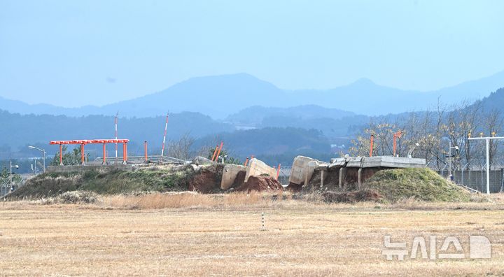 [무안=뉴시스] 이현행 기자 = 12·29 무안공항 제주항공 여객기 참사 1주기를 닷새 앞둔 24일 오후 전남 무안군 무안국제공항.활주로 끝단에서 251m 떨어진 곳에 있는 방위각 시설(로컬라이저)을 지지하는 2m