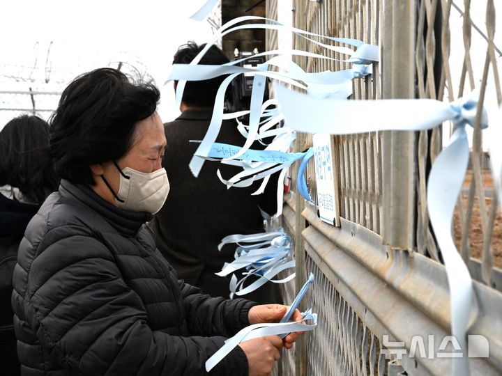 [무안=뉴시스] 이현행 기자 = 12·29 무안공항 제주항공 여객기 참사 유가족들이 24일 오후 전남 무안군 무안국제공항에서 여객기 사고 현장을 바라보며 오열하고 있다.2025.12.24.