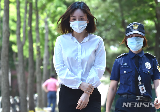 【수원=뉴시스】 김종택 기자 = 마약 투약 등의 혐의로 구속된 남양유업 창업주의 외손녀 황하나(31)씨가 1심에서 징역1년에 집행유예 2년을 선고 받고 19일 오전 경기도 수원시 팔달구 수원구치소를 나오고 있다.2