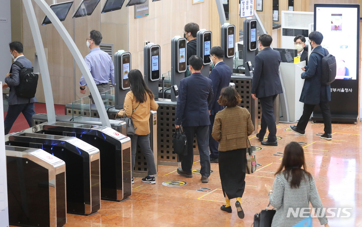 [서울=뉴시스] 배훈식 기자 = 2022년 5월 10일 서울 종로구 정부서울청사로 공무원들이 출근을 하고 있다.2022.05.10.