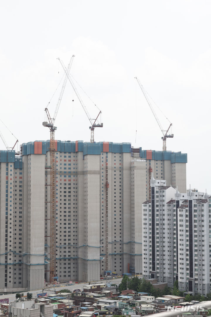[서울=뉴시스] 김금보 기자 = 24일 서울 시내 한 아파트 공사 현장에 타워크레인이 설치돼있다.2024.06.24.