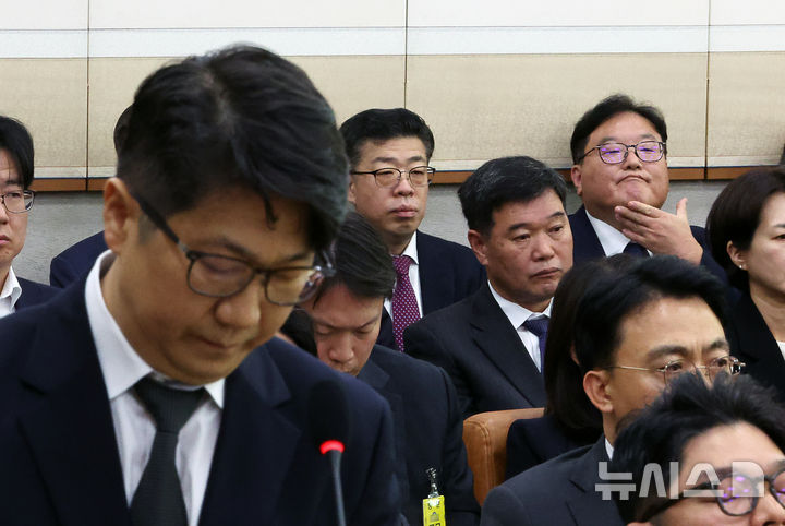 [서울=뉴시스] 김명년 기자 = 엄희준 광주고검 검사가 지난 10월 23일 오전 서울 여의도 국회 법제사법위원회에서 열린 서울고등검찰청-서울중앙지방검찰청 등에 대한 국정감사에서 문지석 광주지검 부장검사의 답변을 듣고