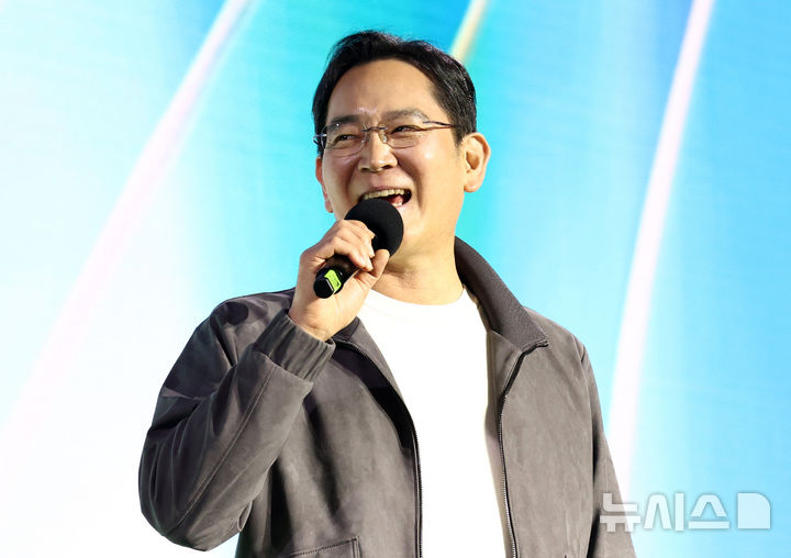 [서울=뉴시스] 정병혁 기자 = 이재용 삼성전자 회장이 30일 서울 강남구 코엑스에서 열린 엔비디아 지포스 게이머 페스티벌에서 인사말을 하고 있다.(공동취재) 2025.10.30.