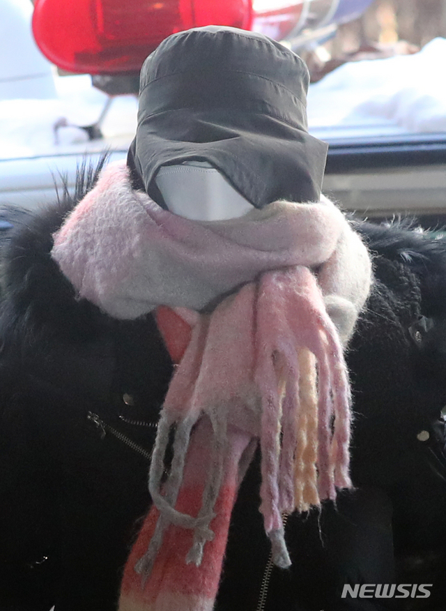 [서울=뉴시스]배훈식 기자 = 집행유예 기간 중 다시 마약 투약 혐의를 받고 있는 황하나씨가 7일 오전 서울 마포구 서울서부지방법원에서 열린 구속영장실질심사에 얼굴을 가린 채 출석하고 있다.2021.01.07.d