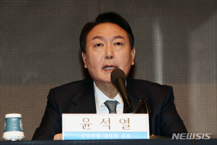 [서울=뉴시스] 전신 기자 = 윤석열 대선 후보가 14일 서울 중구 프레스센터에서 열린 관훈클럽 초청 토론회에서 발언하고 있다.(공동취재사진) 2021.12.14.