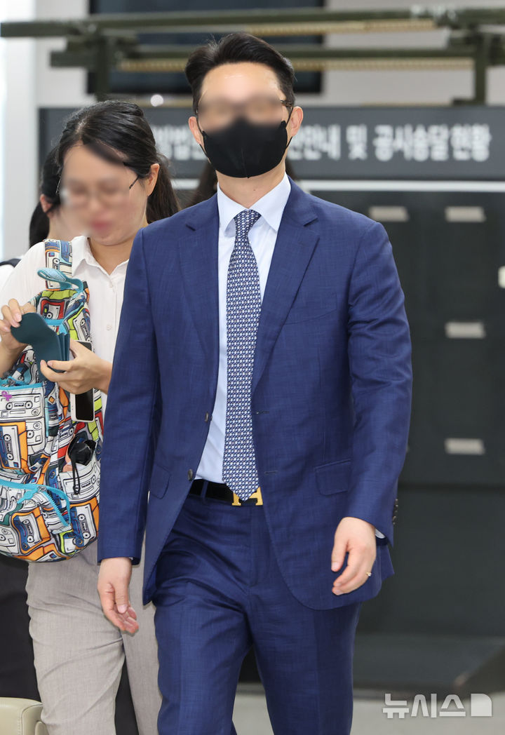 [서울=뉴시스] 황준선 기자 = 건진법사 전성배씨를 통해 김건희 여사에게 고가 선물을 전달하고 통일교의 현안을 청탁한 의혹을 받는 윤영호 전 세계평화통일가정연합(통일교) 세계본부장이 30일 오전 서울 서초구 서울중앙