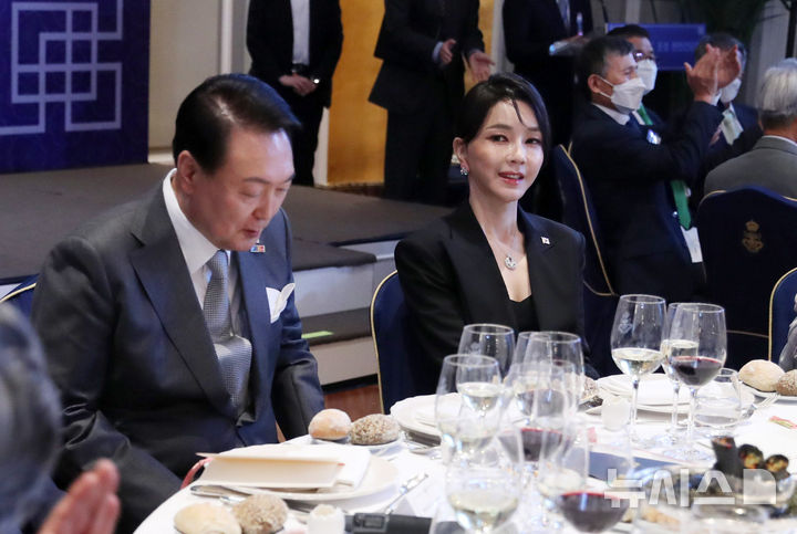 [서울=뉴시스] 전신 기자 = 김건희 여사를 둘러싼 이른바 '매관매직' 의혹을 수사해 온 특별검사팀이 김 여사를 알선수재와 청탁금지법 위반 혐의 등으로 기소하면서도,공범 관계로 의심되는 윤석열 전 대통령의 뇌물수수