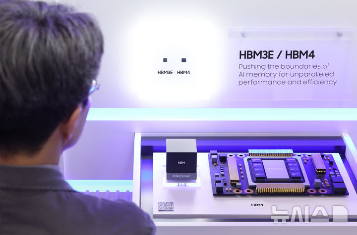 [서울=뉴시스] 황준선 기자 = 22일 서울 강남구 코엑스에서 개막한 제27회 반도체대전을 찾은 관람객이 삼성전자의 HBM3E와 HBM4를 둘러보고 있다.2025.10.22.