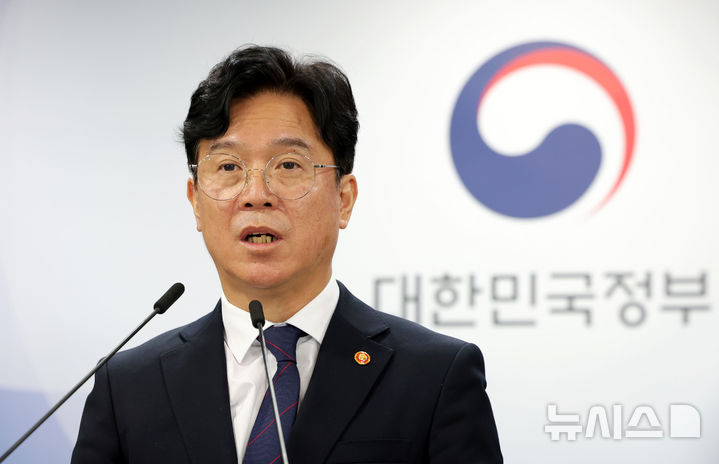 [서울=뉴시스] 홍효식 기자 = 김영훈 고용노동부 장관이 지난달 24일 오전 서울 종로구 정부서울청사 브리핑실에서 개정 노동법 하위 법령 관련 브리핑을 하고 있다.2025.11.24.yesphoto@newsis.