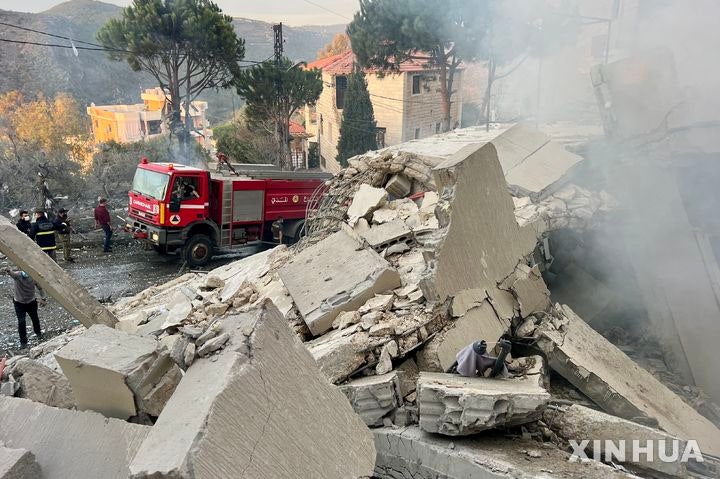 [즈바=신화/뉴시스] 이스라엘군은 25일(현지시간) 레바논에서 이란 정예부대 군인을 사살했다고 발표했다.사진은 지난 4일 레바논 남부 즈바에서 소방관들이 이스라엘 공습으로 파괴된 건물 잔해 주변에 모여 있는 모습.