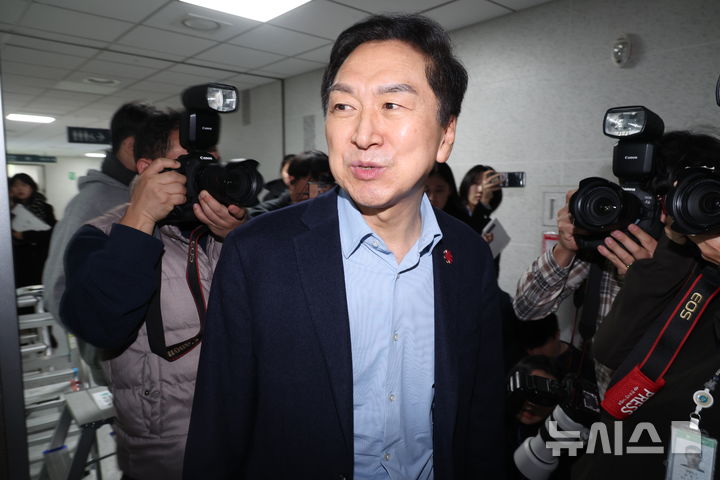 [서울=뉴시스] 조성봉 기자 = 김기현 국민의힘 의원이 17일 오전 서울 여의도 국회 의원회관 사무실로 들어가고 있다.이날 김건희 여사의 '로저비비에 가방 수수 의혹'을 수사하는 민중기 특별검사팀은 김 의원의 성동