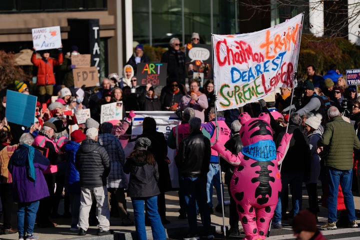 [워싱턴=AP/뉴시스] 20일(현지 시간) 미국 워싱턴 존 F.케네디 공연예술 센터 앞에서 시위대가 도널드 트럼프 대통령의 이름을 케네디 센터에 추가한 것에 항의하는 시위를 벌이고 있다.앞서 트럼프 대통령이 임명
