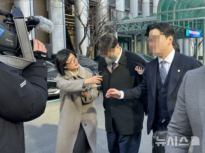 [서울=뉴시스]손효민 인턴기자=통일교 정치권 로비 의혹과 관련해 경찰 수사를 받고 있는 통일교 산하 천주평화연합(UPF) 전 회장 송모씨가 26일 오후 2시8분께 서울 서대문구 경찰청에 출석하고 있다.2025.12