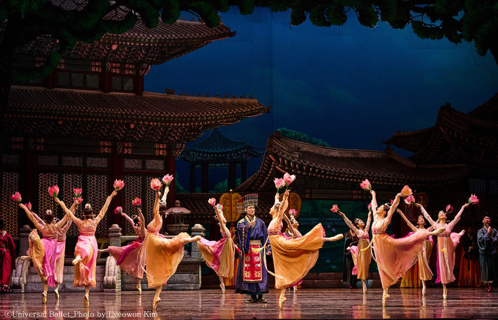 2023년 심청 중 2막 왕궁 군무 장면.(사진=유니버설발레단 제공) *재판매 및 DB 금지