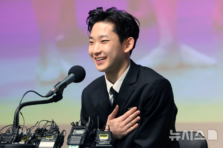 [서울=뉴시스] 박진희 기자 = 한국 발레리노 최초로 스위스 로잔 발레 콩쿠르(Prix de Lausanne·프리 드 로잔)에서 우승한 발레리노 박윤재(서울예고)가 12일 서울 종로구 서울예술고등학교 내 서울아트센터