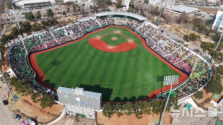 [청주=뉴시스] 연종영 기자 = 8일 오후 청주야구장에서 KBO리그 시범경기 두산 vs 한화전.한화 이글스가 청주에서 시범경기를 치르는 건 2012년 이후 13년 만이다.한화는 청주에서 9일까지 시범경기 2연전을
