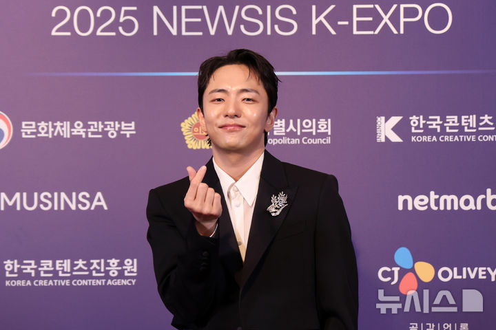 [서울=뉴시스] 조성우 기자 = 박천휴 작가가 28일 서울 중구 롯데호텔에서 열린 제7회 뉴시스 한류엑스포(2025 K-엑스포) 포토월 행사에서 포즈를 취하고 있다.2025.08.28.xconfind@newsis